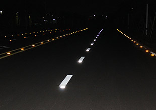 ¿Cuál es la vida útil de las tachas reflectivas y ojos de gato carretera?