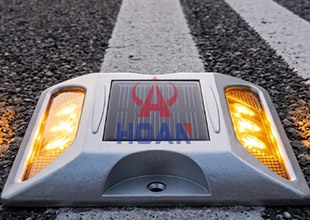 Tachas Solares para Carretera: Solución Innovadora para Mejorar el Tráfico Urbano y la Seguridad Vial Nocturna en Perú
