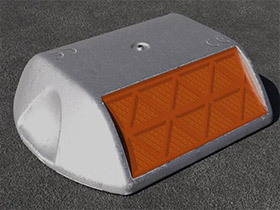 Tachas reflectivas de aluminio fundido en carreteras de Sudáfrica: reflejo de luz para proteger la seguridad de los conductores