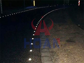 Tachas Reflectivas en Colombia: Seguridad Vial Nocturna Eficaz