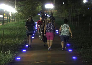 Uso de tachas solares en parques